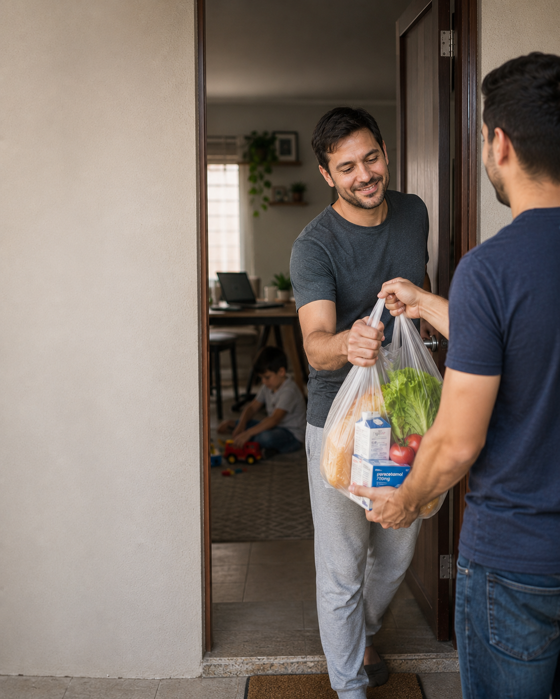 Cliente recebendo compras de mercado e farmácia entregues pela Trazy na porta de casa em Bragança Paulista